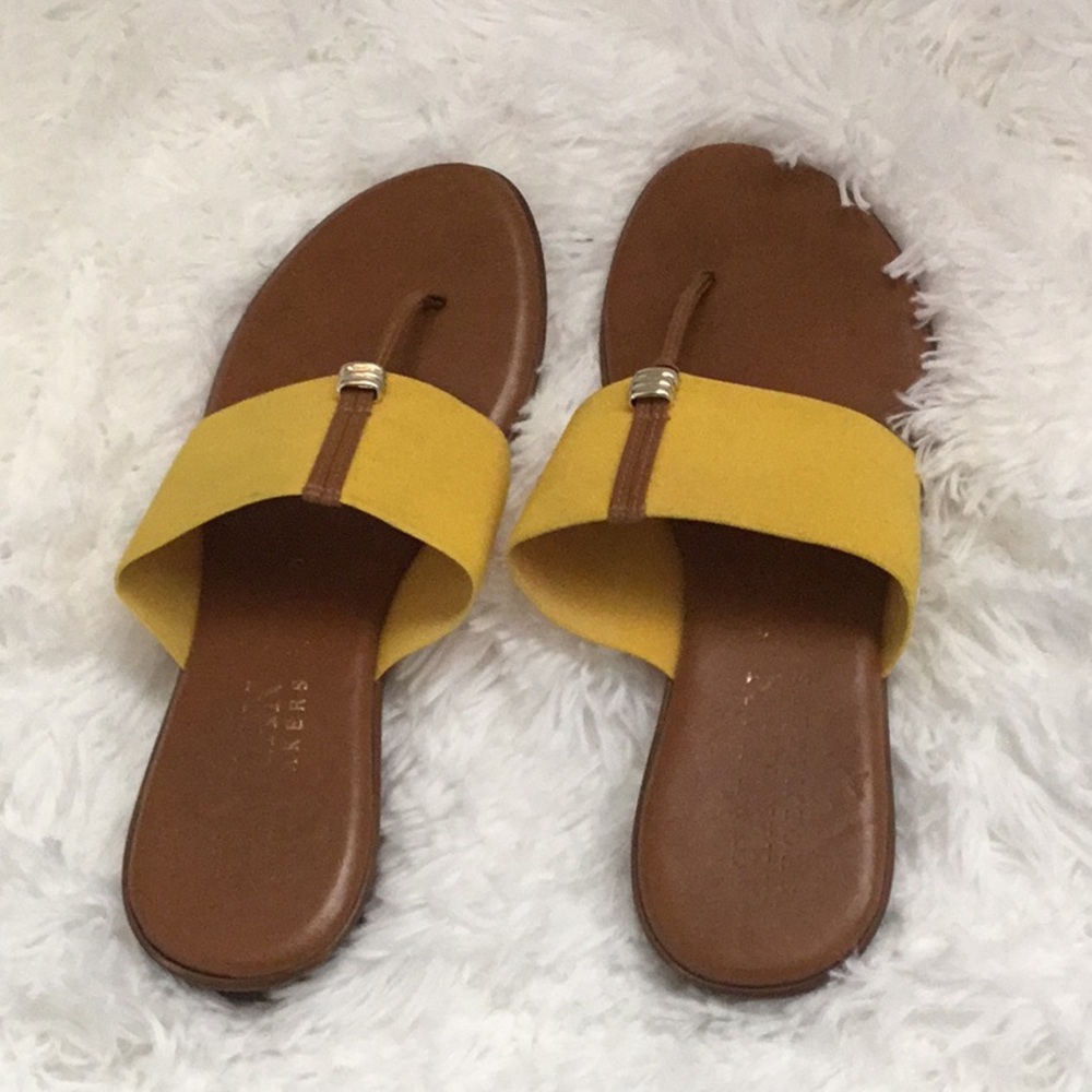 ITALIAN SHOEMAKERS SIZE 8 STRETCHY YELLOW FLIP FLOP STRAPPY SANDALS